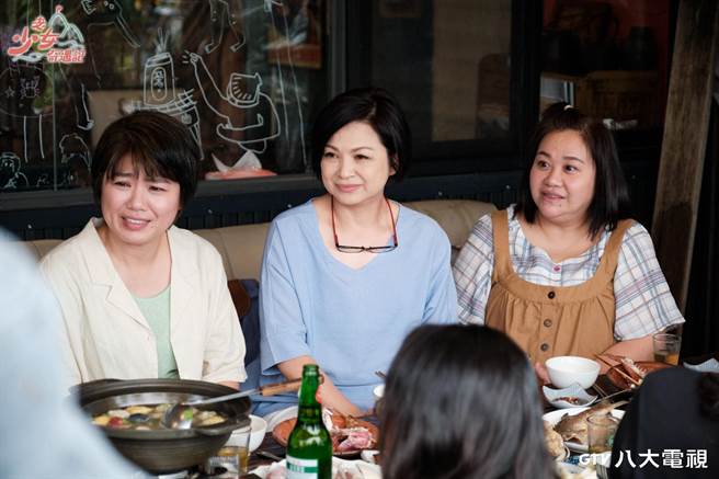 严艺文（左起）、杨贵媚、锺欣凌在当地享用美食。（八大提供）