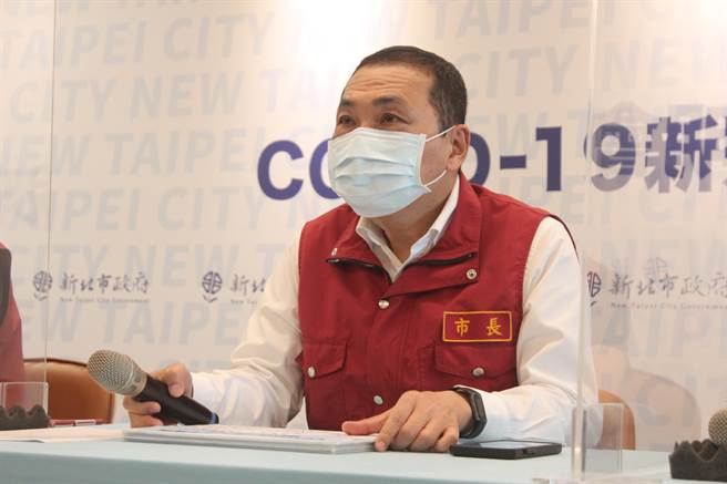 新北市長侯友宜在疫情說明會表示，在這段時間新北市在拚防疫市政，身為市長他仍要繼續堅守崗位，但著團隊跟新北市民一起並肩作戰。（陳慰慈攝）