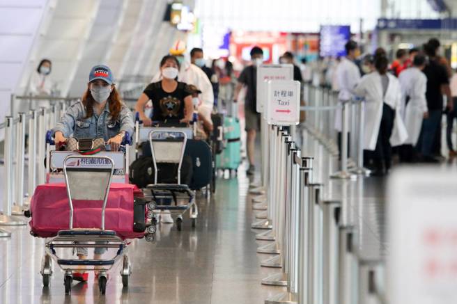 7日起每周入境人次调升至4万。图为桃园机场入境旅客。（陈麒全摄）