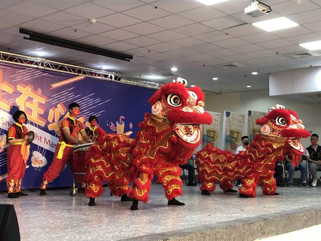 士林夜市商圈8日起推出「士在必行」系列活动，邀学生担任美食大使拍摄介绍影片，记者会上也请泰北高中表演，炒热气氛。（张芷瑜摄）