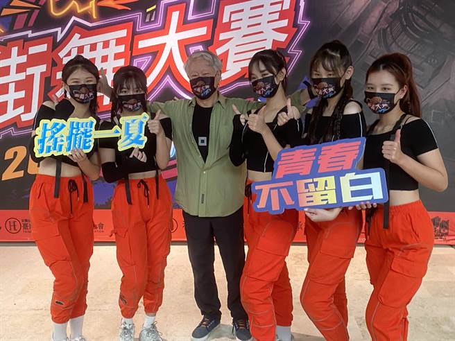 蒋勋(中)鼓舞年轻人要勇于表达独特性。(曹婷婷摄)