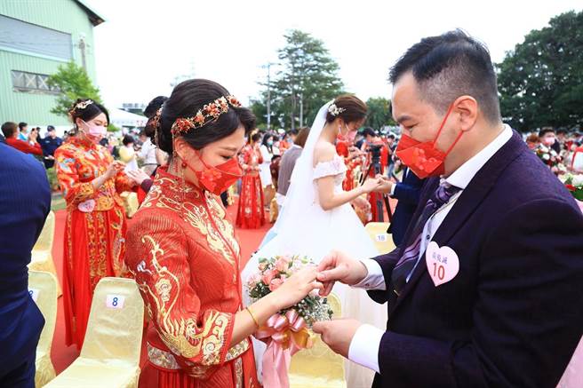
2022年台中市联合婚礼9／3将在后里马场举行，即日起开放120对新人报名参加；图为去年在大肚磺溪书院的联合婚礼活动，新人共同接受台中市长卢秀燕证婚祝福。（民政局提供／谢琼云台中传真）