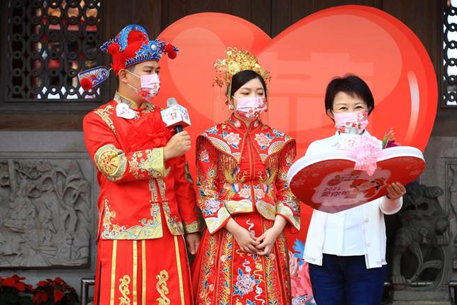 2022年台中市联合婚礼9／3将在后里马场举行，即日起开放120对新人报名参加；图为去年在大肚磺溪书院的联合婚礼活动，新人共同接受台中市长卢秀燕证婚祝福。（民政局提供／谢琼云台中传真）