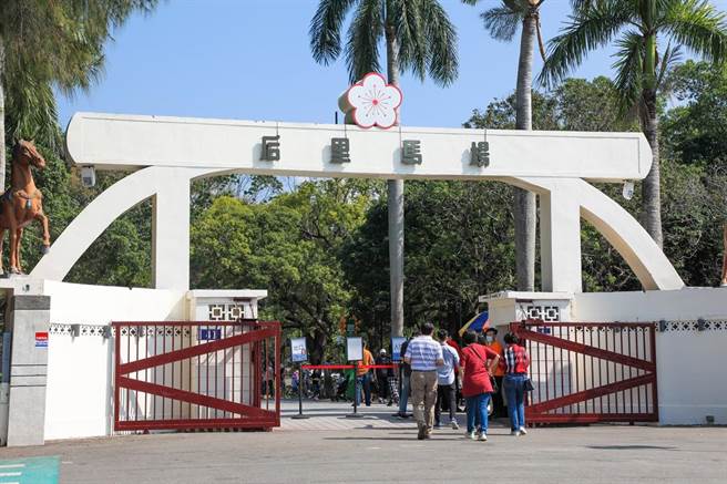 今年台中市联合婚礼将选在后里马场风华馆前广场盛大举行。见证亲友还可顺道畅游周边知名观光景点。（民政局提供／谢琼云台中传真）