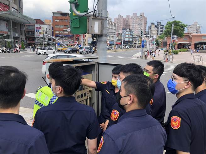 淡水警分局為因應年底九合一選舉期間安全維護工作，讓同仁能面對瞬息萬變的選戰勤務，昨日於分局4樓禮堂辦理「選舉活動警衛勤務安全維護」講習。(淡水警分局提供)