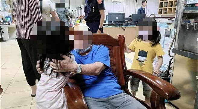 老翁迷途半天后顺利找回，全家人都跑来派出所接回他。（翻摄照片／高雄洪靖宜传真）
