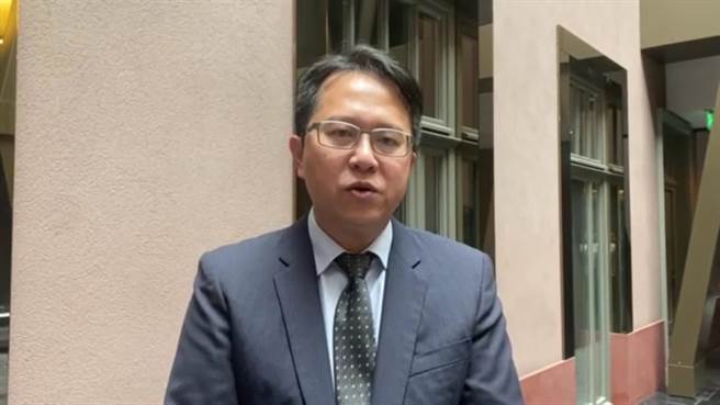 民進黨立委邱志偉正在立陶宛訪問，他錄製影片盼安倍晉三能平安脫離險境。（邱志偉國會辦公室提供）