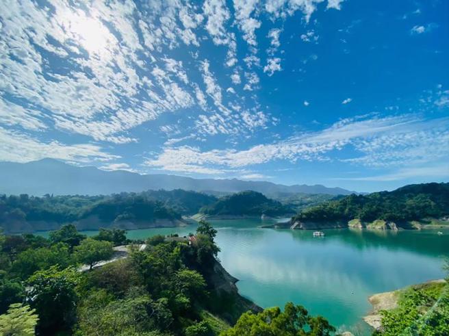 中央推出「悠游国旅方案」，嘉义县政府宣布再加码新台币6000万元补助旅宿业者与游客，欢迎民眾走访嘉县，感受嘉义好山好水美景。图为曾文水库。（图/ 中央社）