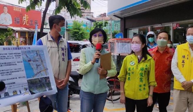 高雄市鸟松区文前路是通往澄清湖风景区要道，但部分路宽狭窄，高市府向中央争取拓宽经费，预计民国112年初动工，最快9月完工通车。立委林岱桦（持麦克风者）8日邀集中央与地方政府相关单位会勘。（图/ 中央社）