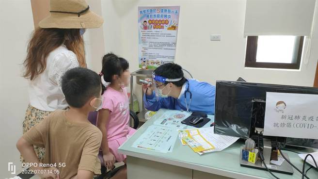 金门儿童第2剂疫苗已有598人完成接种，图为接种前相关检查作业。 （县府提供）