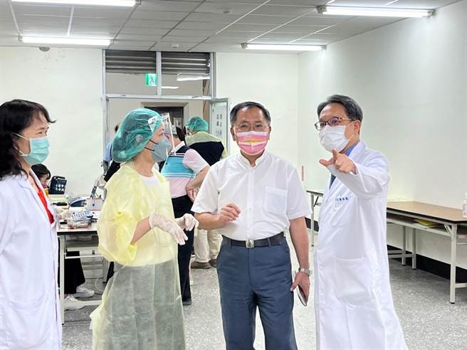 台北市副市長蔡炳坤視察時提到，今日預約人數約有200位。（北市府提供／游念育台北傳真）