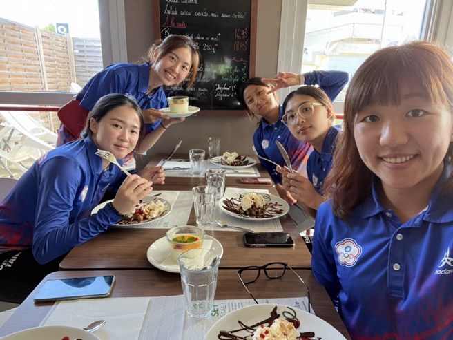 女团成员在法国享受甜点。(中华企业射箭联盟提供)