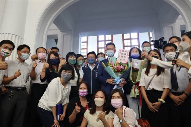 林智坚8日卸下新竹市长一职，在市府局处同仁欢送下离开新竹市府。（邱立雅摄）