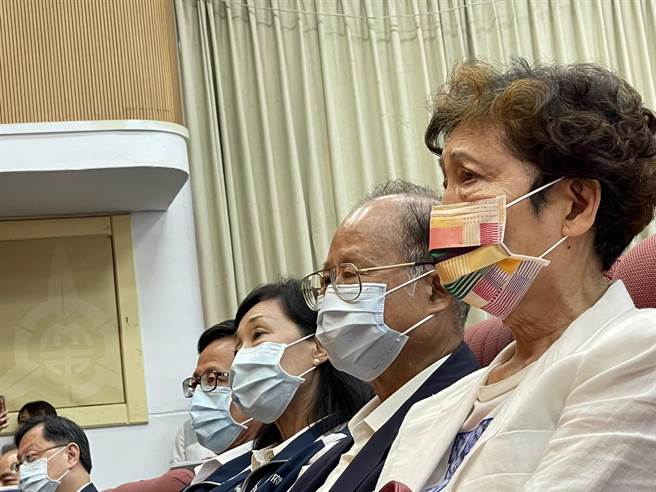 林智坚的父母（右起）参加他卸任交接仪式，林妈妈情绪难忍落泪。（邱立雅摄）