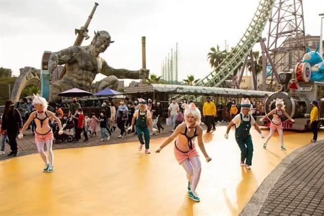 義大遊樂世界推出暑假限定活動「義起來夏趴」，週末假日價格為699元，搭配交通部觀光局的遊樂園入園優惠方案，平日（週一至週五）只需要269元，而且不限年齡與國籍，大人小孩都可超值同遊。(高市府觀光局提供／林雅惠傳真)