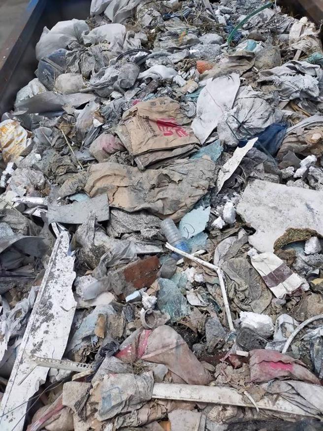 嘉义县环保局表示，朴子警分局员警7日凌晨在台82线东石路段发现一部可疑联结车，通报环保局派员一同拦查，确认联结车非法载运废弃物，交互盘问后司机才说出废弃物来自云林县，全案已移送侦办，后续将追查背后指使者。（图/ 中央社）