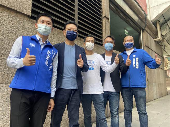 前北市议员罗智强（中）8日上午偕同赵少康（左二）替旗下子弟兵，台北议员参选人杨植斗（右一）、台南议员参选人蔡宗豪（左一）以及屏东议员参选人练鸿庆（右二）站台。（陈薏云摄）