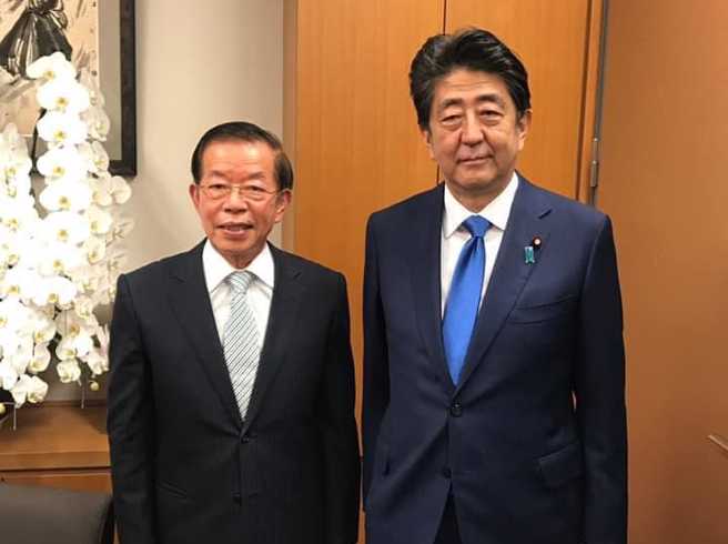 我國駐日大使謝長廷在臉書貼出他與安倍晉三合照。（取自謝長廷臉書）