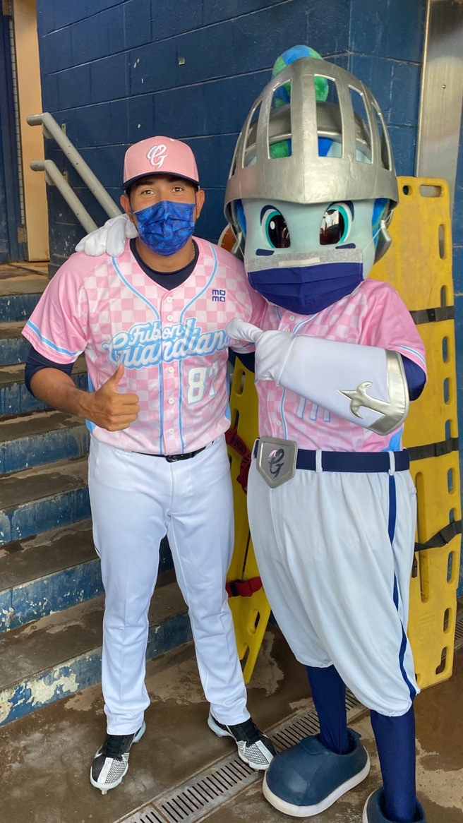 富邦悍将新洋投富蓝戈与吉祥物富蓝奇。（富邦悍将提供）