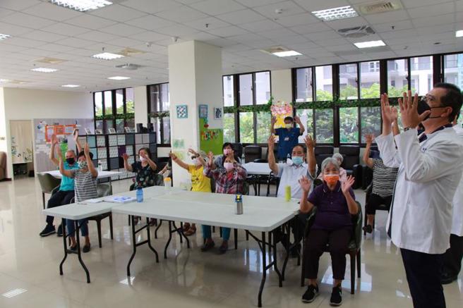 台中维新医院在乌日区针对失智症长者开设长照机构，并引进失智症辅具等资源，从玩游戏中提高长辈活动兴趣，也盼透过日照中心协助减轻家属负担。（图/ 中央社）