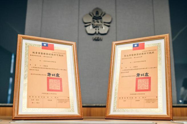 成功大学8日宣布获颁医疗器材制造商及贩卖商许可证，校长苏慧贞表示，成大将建构与尝试新的道路，透过科技与学术专业串联，进行最精准的学术研究与实验验证，取得许可证后，将加速推动路程。（图/ 中央社）
