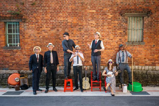 街头乐队「泥滩地浪人」将带来爵士、蓝调、摇摆各种曲风的乐曲演奏。（新北市文化局提供）