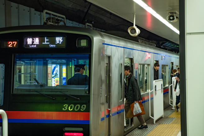 下坂泰生认为日本电车如「地狱马戏团」，平时不会碰到的人，在电车上都有机会看到。（示意图／Shutterstock）