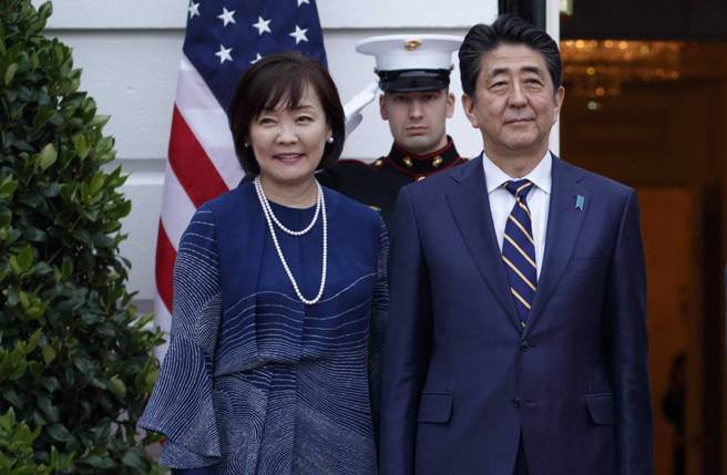 安倍晋三和爱妻安倍昭惠结缡35年恩爱如昔。(图／达志影像)