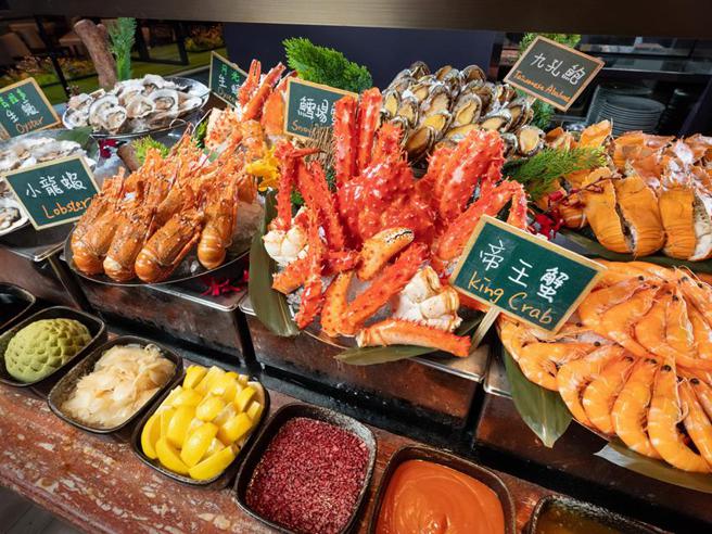 （文華Cafe的海鮮吧嚴選高品質各式海鮮，包含法國空運進口的現剖生蠔、日本帝王蟹、鱈場蟹等，都能讓饕客暢快享用。圖／台北文華東方酒店提供）