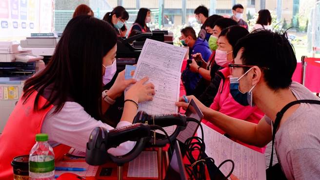 就服人员向民眾解说求职登记表填写项目。（劳工局提供／谢琼云台中传真）