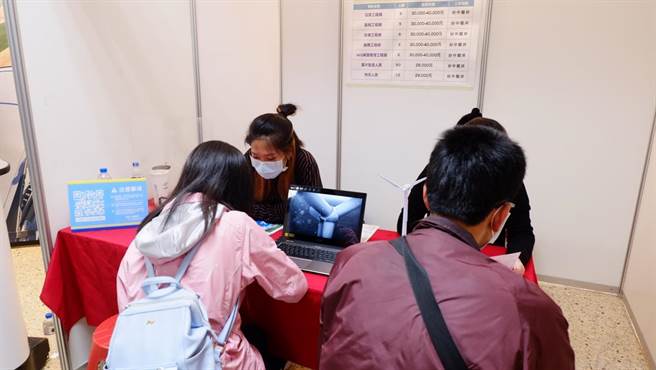 求职者至亚太唯一离岸叶片制造商─天力离岸风电摊位面试。（劳工局提供／谢琼云台中传真）