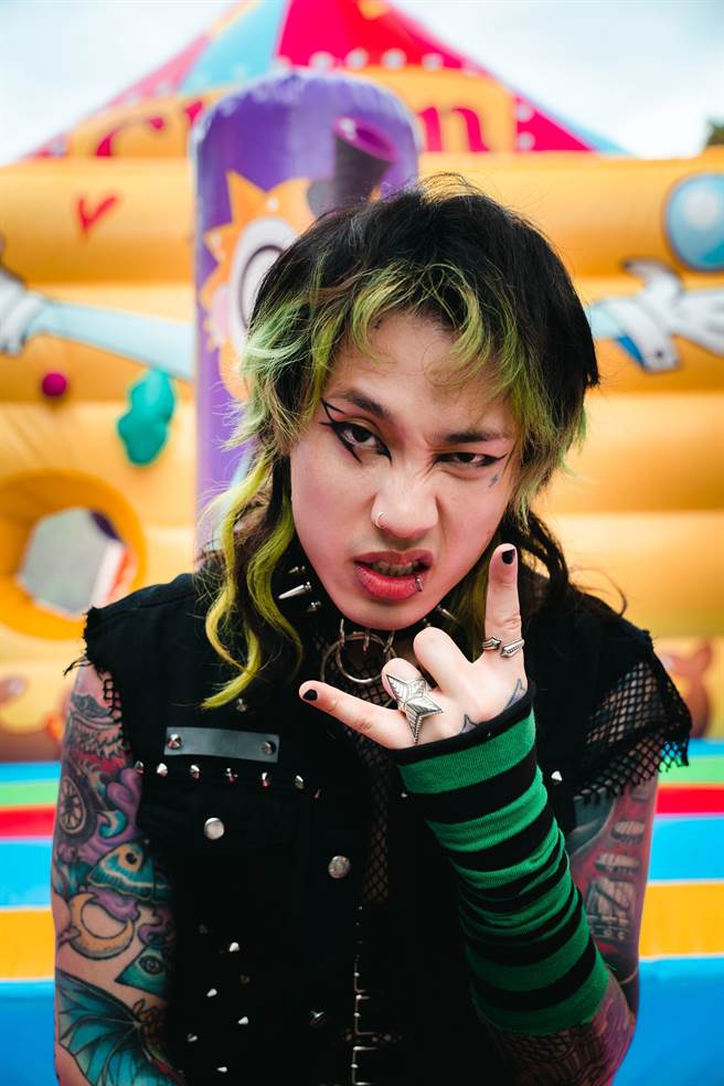 Marz23推出新歌〈不摇就滚〉。（华纳音乐提供）