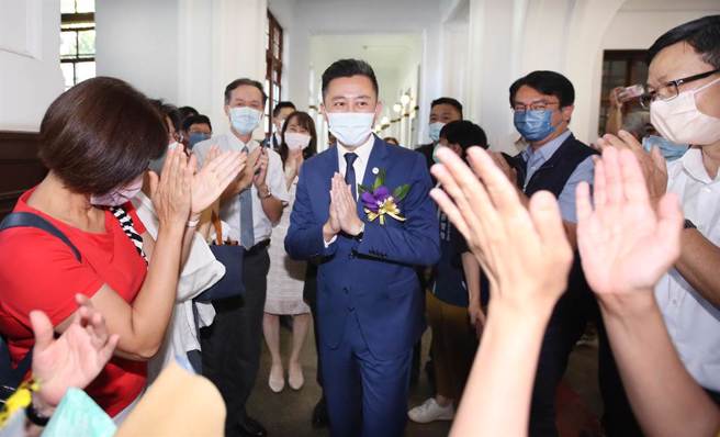 新竹市第10届代理市长宣誓就职暨交接典礼8日举行，典礼结束后市府员工热情地欢送卸任新竹市长林智坚。（范扬光摄）
