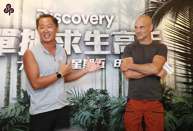 艾德史塔福（右）与接下来要挑战的高手孙灵野相见欢。（姚志平摄）