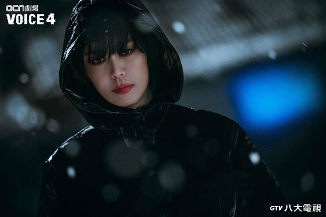 李荷娜浓妆出场在《VOICE 4》里饰演杀人魔。（八大提供）