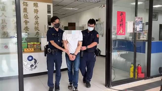 新北市员警追过河逮捕苏姓通缉犯。（警方提供）