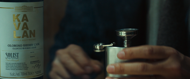 《分手的決心》中驚見台灣噶瑪蘭威士忌。（車庫娛樂提供）