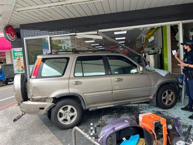 桃园平镇一辆休旅车擦撞后失控撞进超商。（翻摄画面／蔡明亘桃园传真）