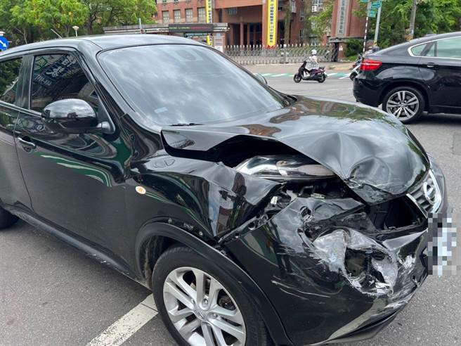 先与休旅车擦撞的小客车，车头撞到凹陷。（翻摄画面／蔡明亘桃园传真）