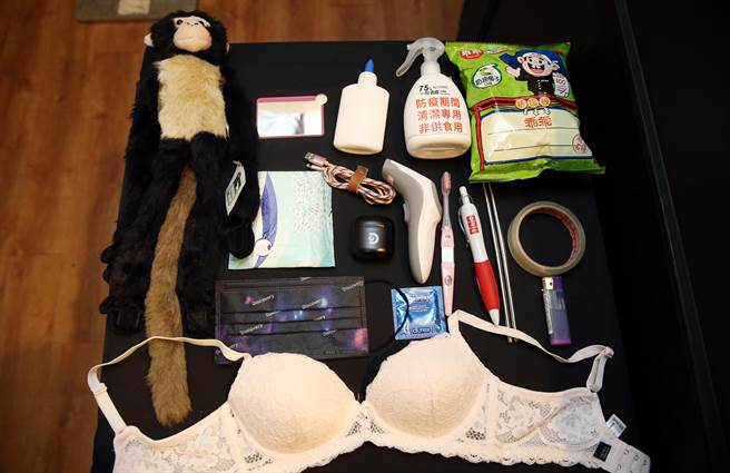 艾德史塔福（Ed Stafford）「单挑求生高手」台湾媒体见面会中，Discovery准备小游戏，让艾德与来宾选择何项当作求生道具。（姚志平摄）