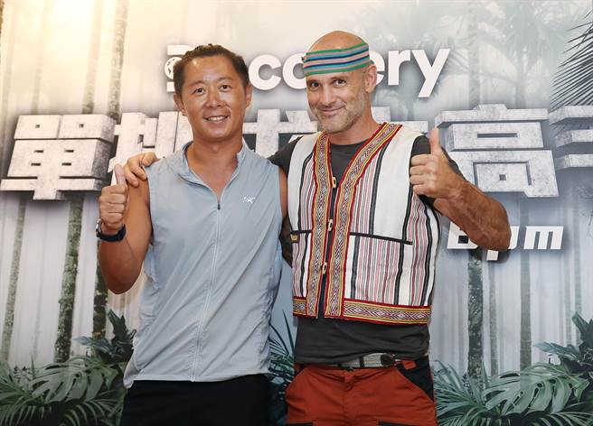 艾德史塔福（Ed Stafford）（右）在「单挑求生高手」台湾媒体见面会中，与接下来要挑战的高手孙灵野（左）相见欢。（姚志平摄）