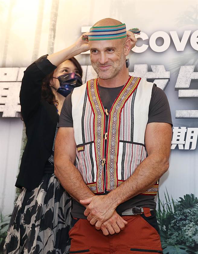 艾德史塔福（Ed Stafford）在「单挑求生高手」台湾媒体见面会中，穿上主办单位赠送的台湾原住民服饰。（姚志平摄）