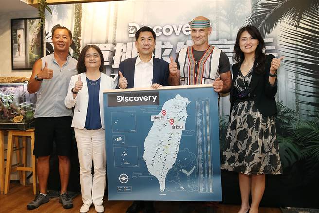 在「单挑求生高手」台湾媒体见面会中，Warner Bros. Discovery集团台湾商务长马艷华（右起）、艾德史塔福（Ed Stafford）、内政部次长陈宗彦、林务局副局长林澔贞、国际荒野急救专家孙灵野与台湾百岳地图合影。（姚志平摄）