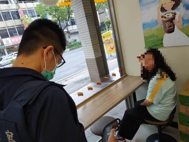 杨梅警方在超商内找到被通报为失踪人口的黄女。（翻摄画面／蔡明亘桃园传真）