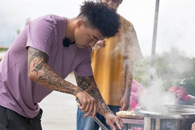 郭泓志在《全明星观察中2》当大厨。（台视、好看娱乐提供）