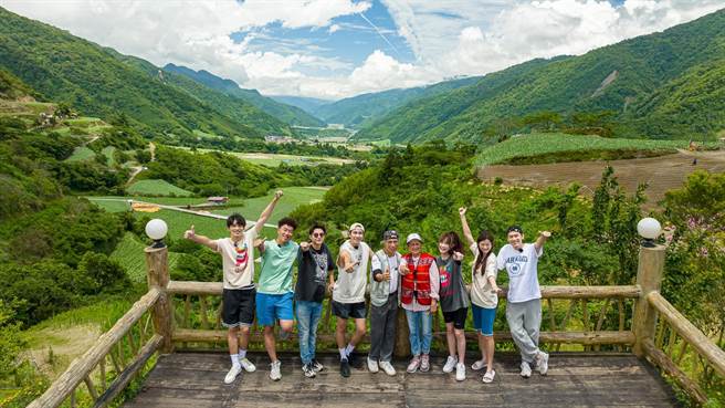 王品澔（左起）、郭泓志、王子、潘君仑、两位民宿老板、吴心缇、晏柔中、邱宇辰。（台视、好看娱乐提供）