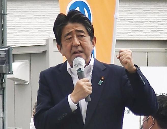 安倍原本要前往長野縣助選，但因為候選人身陷緋聞而臨時改行程前往奈良，不料遇上死劫。（圖／美聯社）