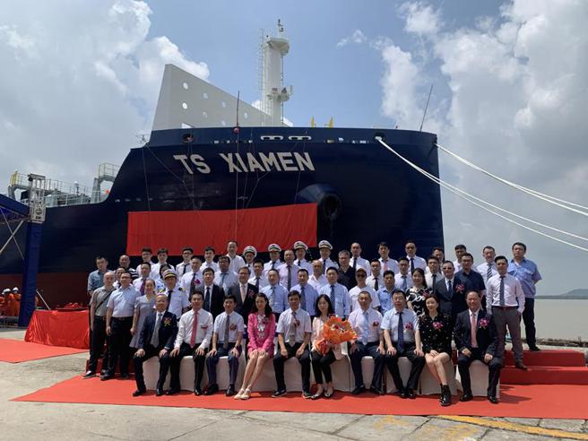 （德翔海运1,900TEU全货柜船「德翔厦门」轮（TS XIAMEN）8日于中船黄埔文冲船厂交付，同日举行命名典礼。图／德翔海运提供）