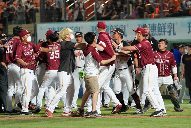 统一狮与乐天桃猿之战因梁家荣遭触身球引爆两队衝突。（统一狮提供）