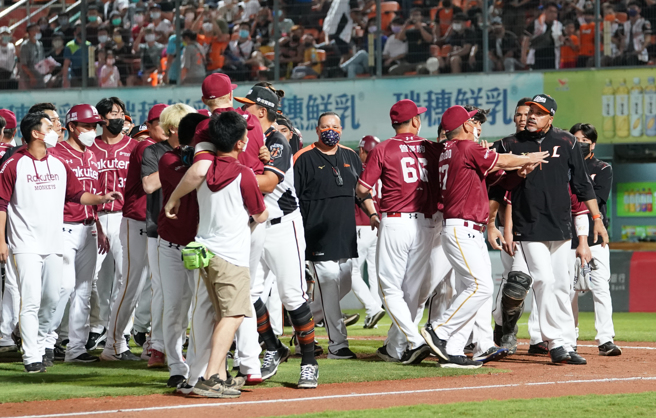 統一獅與樂天桃猿之戰因梁家榮遭觸身球引爆兩隊衝突。（統一獅提供）
